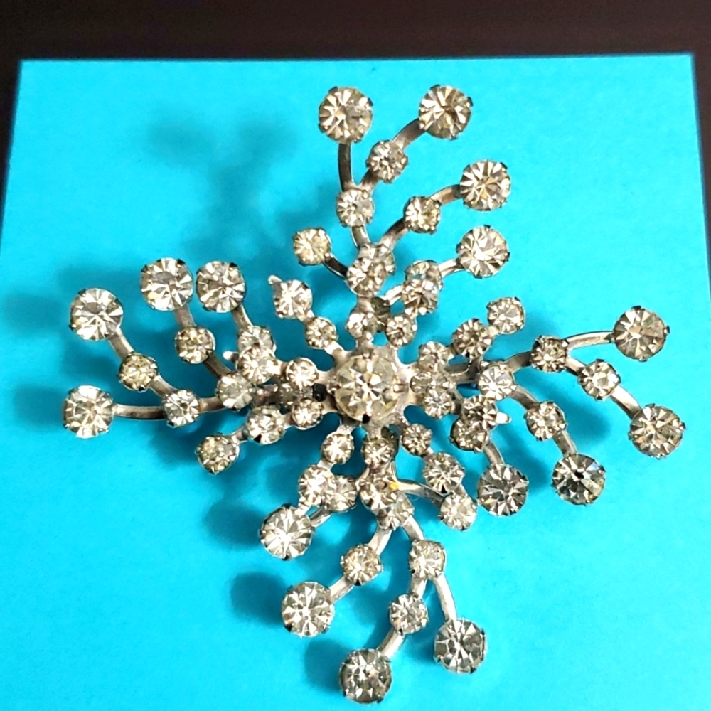 Rhinestone Crystal flower Brooch Pin Silver Beauty vintage gorgeous 1960s